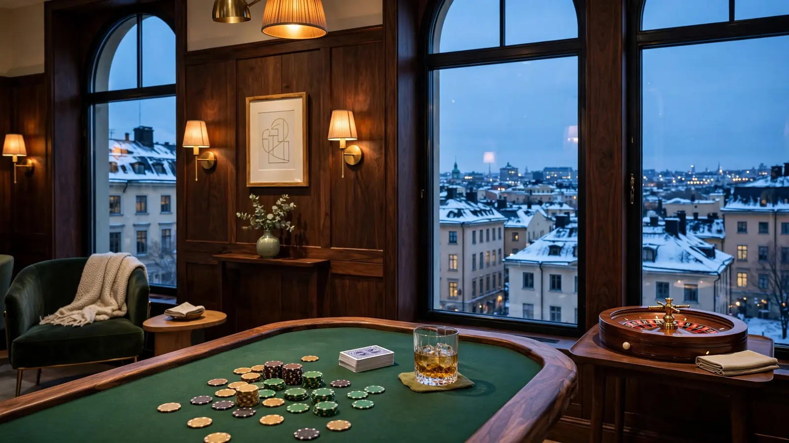 Elegant svensk casinolounge med grönt spelbord, marker, kort och vinterutsikt över Stockholm